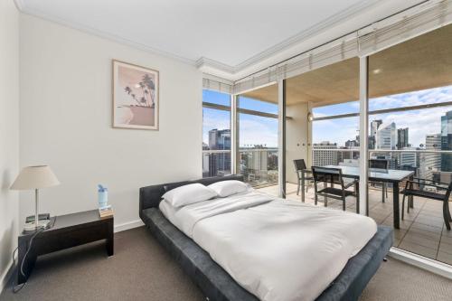 Postel nebo postele na pokoji v ubytování Casino Towers Brisbane