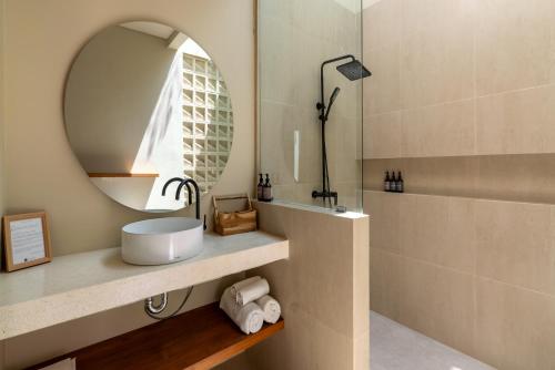 ウルワツにあるCasa Wayan Gede, private pool villa in the heart of Binginの洗面台と鏡のあるバスルーム