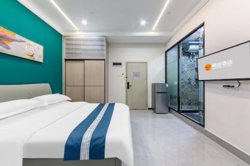 Postel nebo postele na pokoji v ubytování 桔迎酒店-广州动物园沙河顶地铁站店