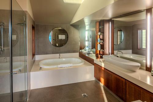 Koupelna v ubytování Yacht Club 33 Serenity House Ocean Views 2 Buggies
