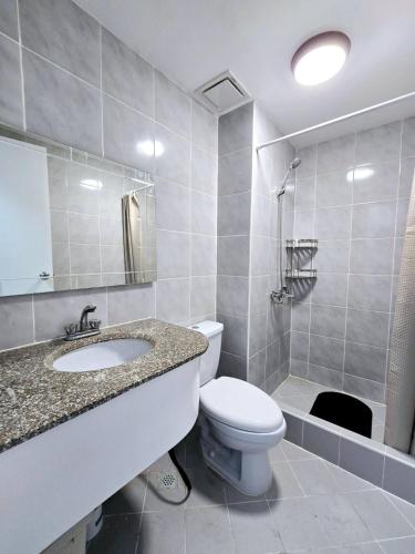 Bilik mandi di Premium Condo at Albergo, Baguio