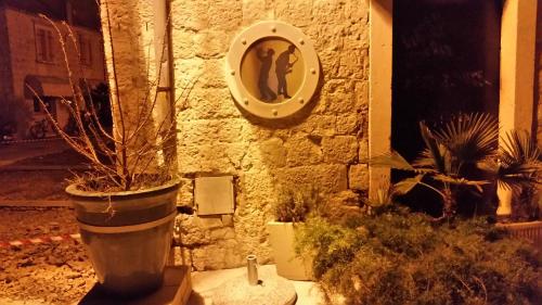 a stone wall with a picture of a cat on it at Buena Vis-ta Apartments with the Sea View in Vis