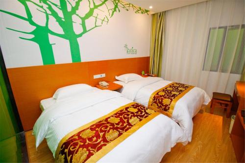 A bed or beds in a room at Vatica HeNan LuoYang Wangcheng Park Hotel