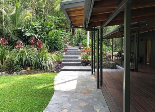 Κήπος έξω από το Kuranda Rainforest House