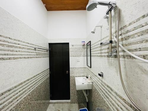 ein Badezimmer mit Waschbecken und Dusche in der Unterkunft Elegant Nature Lodge in Sigiriya