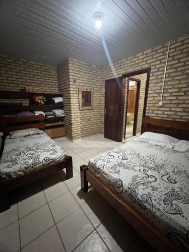 sypialnia z dwoma łóżkami w pokoju w obiekcie Casa de Praia em Flecheiras Ana w mieście Trairi