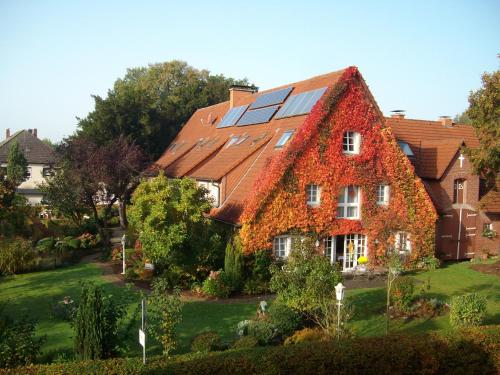 Gästezimmer Lammersmann في Reken: منزل على السطح مع لوحات شمسية