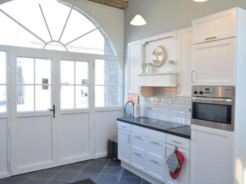 Η κουζίνα ή μικρή κουζίνα στο Charming Farmhouse in Ouffet for 7