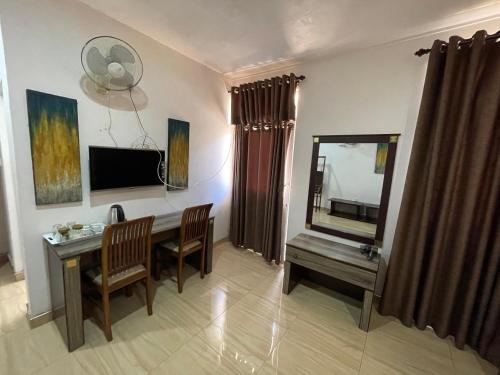 Una televisión o centro de entretenimiento en Ella Always Welcome Resort