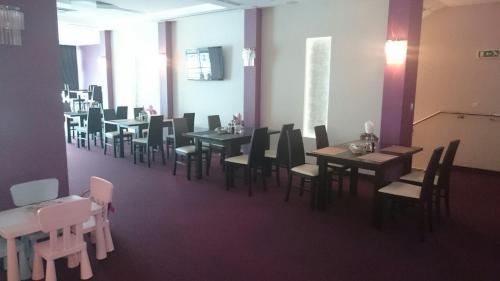 una sala da pranzo con tavoli e sedie in una stanza di Hotel Restauracja Księżycowa a Siedlce