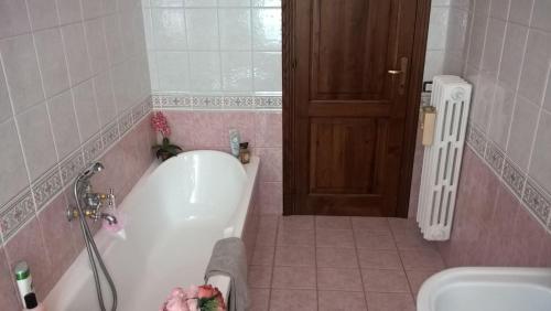 a bathroom with a tub and a toilet and a sink at Agriturismo La Vite e L'Ulivo in Baschi