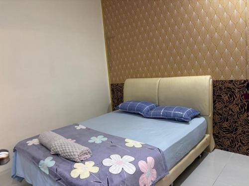 En eller flere senge i et værelse på Casa Cinta Homestay Pendang