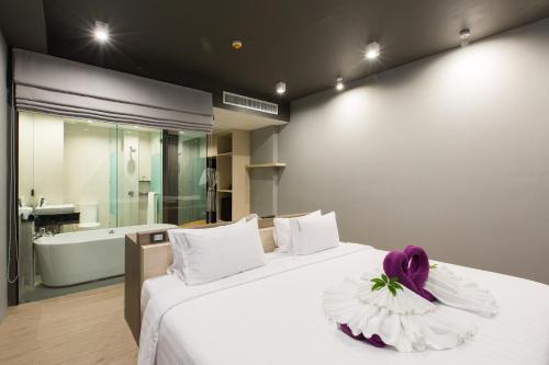 Postel nebo postele na pokoji v ubytování Maya Phuket Airport Hotel-Naiyang Beach