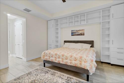 a bedroom with a bed and a white wall at Spacious Suite in modern house in Orlando