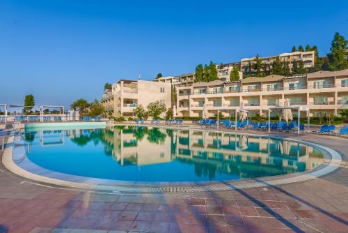 una piscina frente a unos edificios de apartamentos en Kipriotis Aqualand Hotel, en Cos