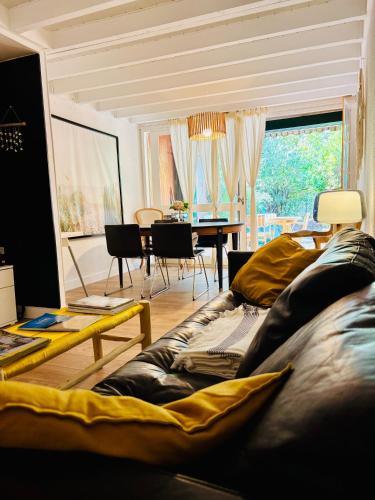 a living room with a couch and a table at Maison cap ferret proche des plages in Lège-Cap-Ferret