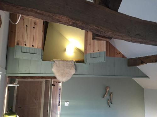 a kitchen with a ceiling with wooden beams at Onder de Noot in Baarlo