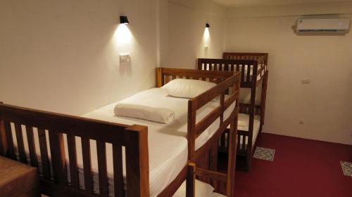 Ein Bett oder Betten in einem Zimmer der Unterkunft Sigiri Serenity Hostel