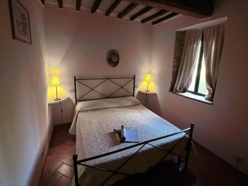 une chambre avec un lit avec deux lampes et une fenêtre dans l'établissement Relax & Unwind in Umbria, à Umbertide