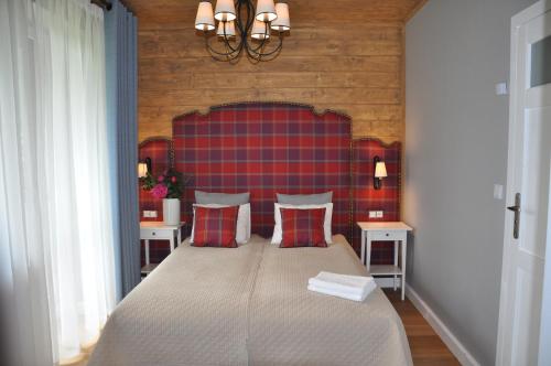 ムシナにあるWilla Galicyjskaのベッドルーム1室(赤いヘッドボード付きの大型ベッド1台付)