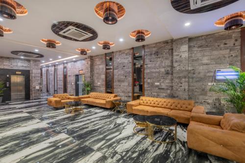 a lobby with brown leather couches and tables at Hotel Highway King Bilaspur in Gurgaon