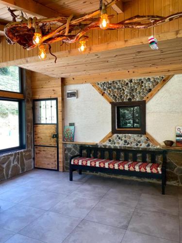 een kamer met een bank in het midden van een gebouw bij Şana Suit Bungalov in Çamlıhemşin