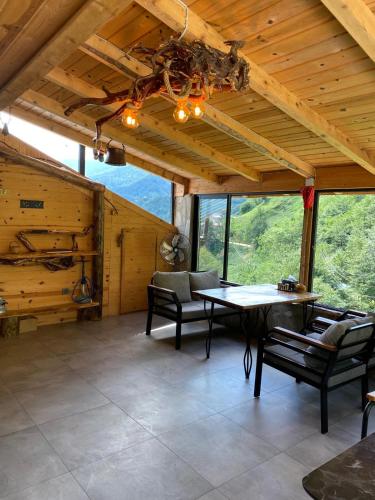 een eetkamer met een tafel en stoelen in een hut bij Şana Suit Bungalov in Çamlıhemşin