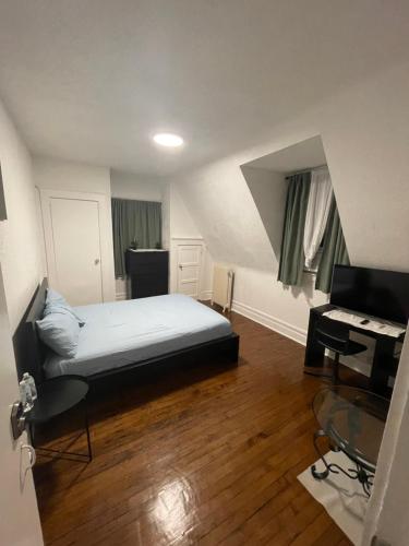 a bedroom with a bed and a desk and a computer at The Peppermint in Mount Vernon