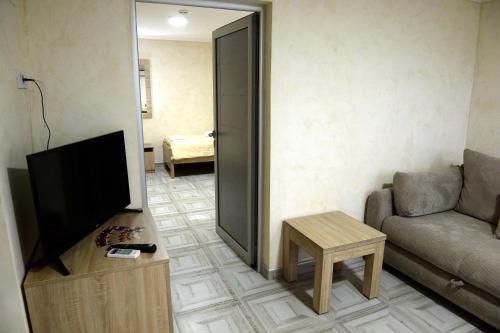 Una televisión o centro de entretenimiento en Guesthouse Đokić
