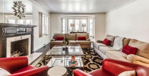 Χώρος καθιστικού στο Spacious 5BR - Sleeps 10 - University District home