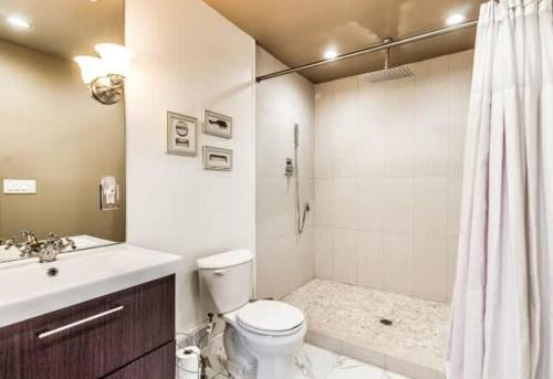 Ένα μπάνιο στο Spacious 5BR - Sleeps 10 - University District home