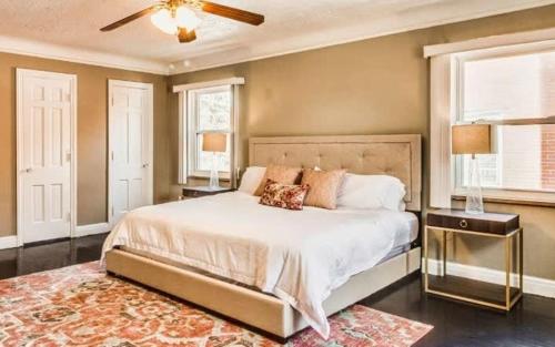 Ένα ή περισσότερα κρεβάτια σε δωμάτιο στο Spacious 5BR - Sleeps 10 - University District home