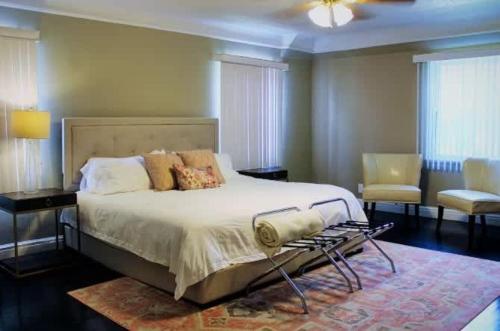 Ένα ή περισσότερα κρεβάτια σε δωμάτιο στο Spacious 5BR - Sleeps 10 - University District home