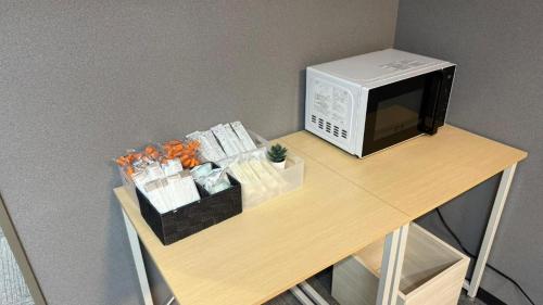 a microwave oven sitting on top of a table at 心斎橋難波関空直通Ambers 2213 in Wada