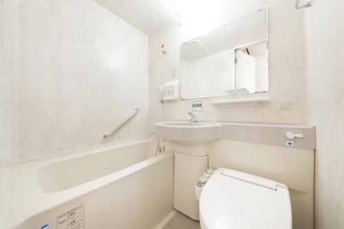 甲府市にある甲府 ワシントン ホテル プラザの白いバスルーム(トイレ、シンク付)
