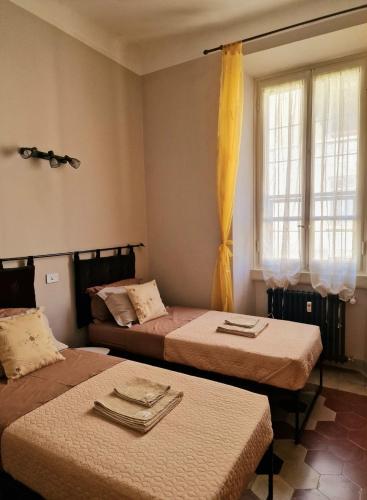 Postel nebo postele na pokoji v ubytování Ampia stanza con bagno privato e zona pranzo