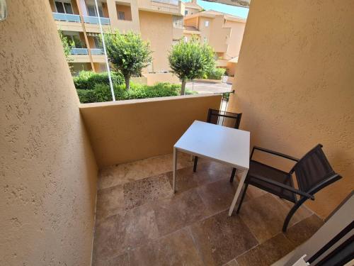 a white table and two chairs on a balcony at appartement en centre ville in Sainte-Maxime
