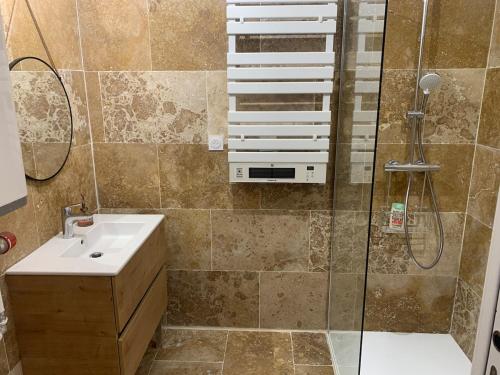 a bathroom with a shower and a sink at appartement en centre ville in Sainte-Maxime