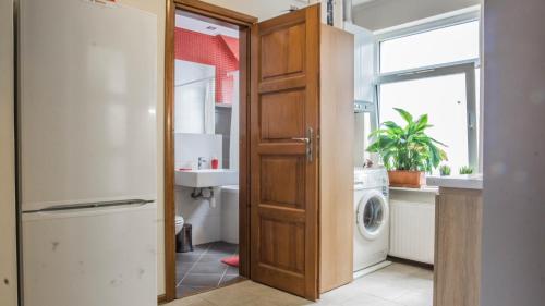 ソポトにあるApartament Milanoのバスルーム(洗濯機、シンク付)