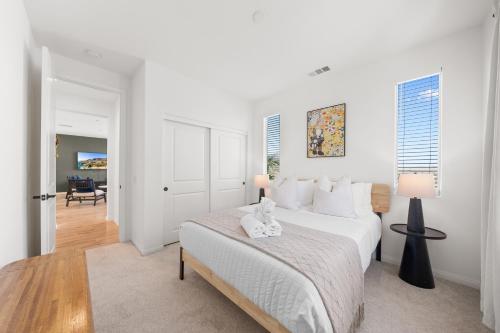 Postel nebo postele na pokoji v ubytování #Marbella Lane - Curated 5BR in Upscale RMV Haven