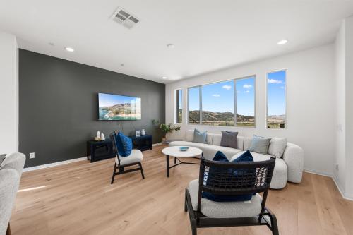 Posezení v ubytování #Marbella Lane - Curated 5BR in Upscale RMV Haven