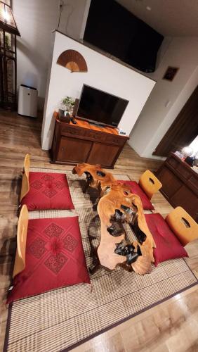 a room with a bed with red pillows on the floor at 金澤屋　昭和町 in Kanazawa