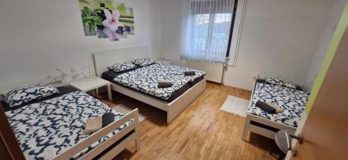Ένα ή περισσότερα κρεβάτια σε δωμάτιο στο Apartma Pers