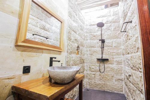 y baño con lavabo sobre una mesa de madera. en Nubi Villas Gili Trawangan, en Gili Trawangan