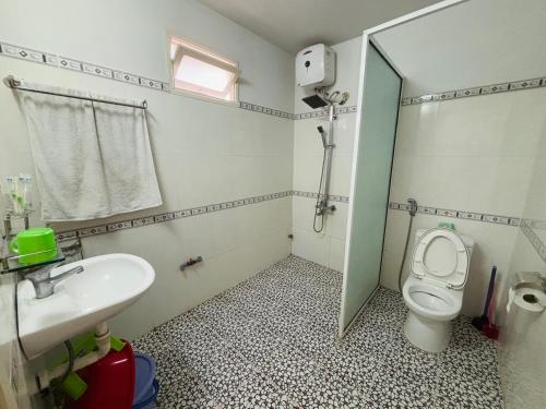 ein kleines Badezimmer mit Toilette und Waschbecken in der Unterkunft De Vong Riverside Homestay in Hoi An