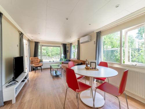 TV/Unterhaltungsangebot in der Unterkunft Serene Forest Stay with Comfort