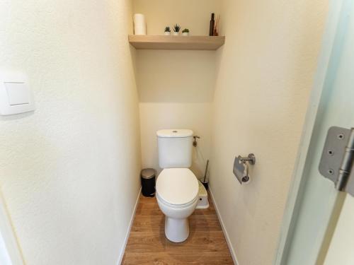 Ein Badezimmer in der Unterkunft Serene Forest Stay with Comfort
