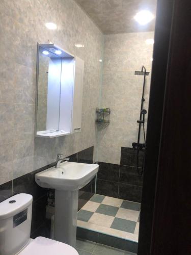 a bathroom with a white sink and a toilet at Veni Vedi in Vedi