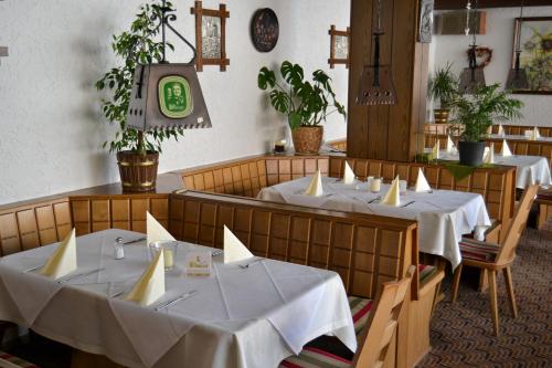 ห้องอาหารหรือที่รับประทานอาหารของ Eifelhof Weina
