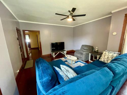 Μια τηλεόραση ή/και κέντρο ψυχαγωγίας στο Cozy, Spacious Self-checkin Apartment in Chicago I Car Rental Available